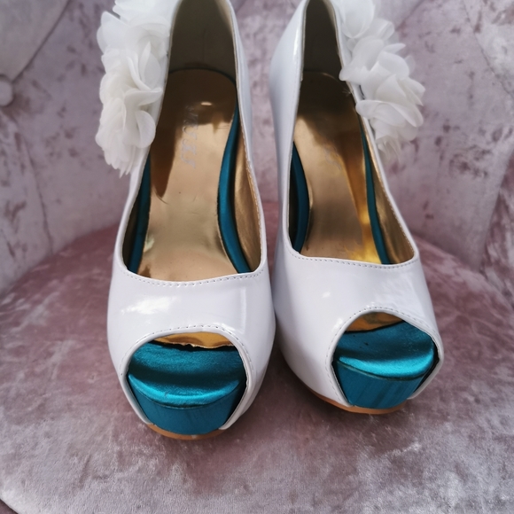 Heels - Picture 2 of 4